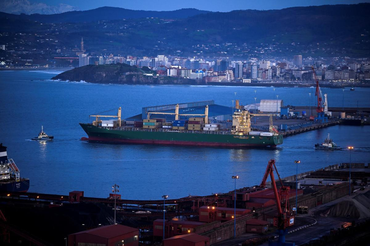 Navio petroleiro / ANDER GILLENEA / AFP