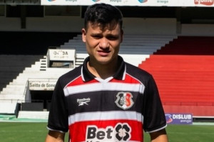 Ronald, atacante do Santa Cruz