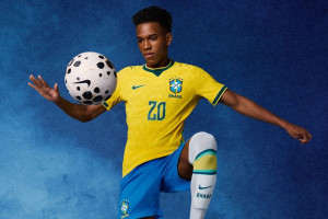 O atacante Est&ecirc;v&atilde;o vestindo o uniforme principal da Sele&ccedil;&atilde;o Brasileira para a Copa do Mundo 2026