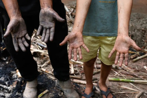 Fam&iacute;lias lutam para reconstruir a vida um m&ecirc;s depois de chuvas em MG