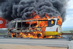 Vinte e uma pessoas estavam no ve&iacute;culo antes das chamas se alastrarem
