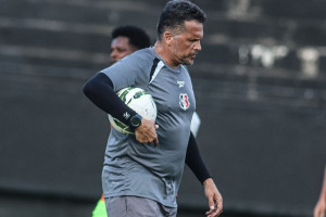 Claudinei Oliveira, t&eacute;cnico do Santa Cruz