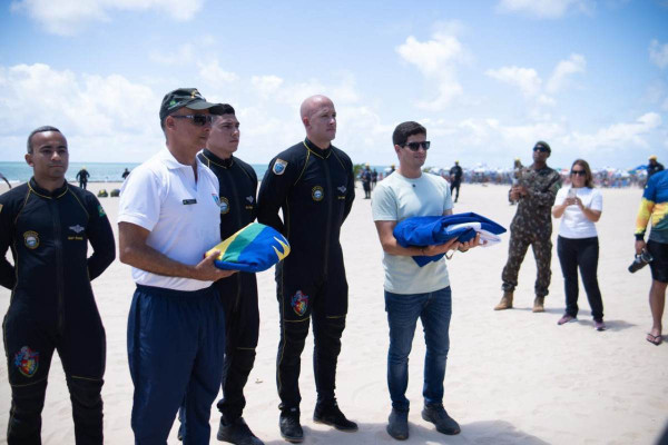 Paraquedistas do Exército realizam salto em homenagem aos 489 anos do Recife.  (Francisco Silva/ DP foto)