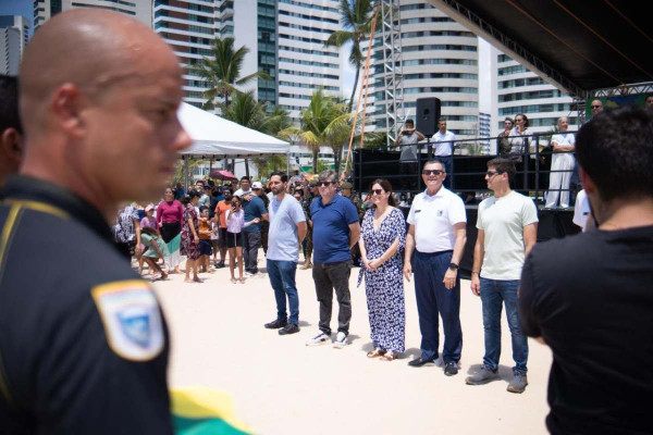 Paraquedistas do Exército realizam salto em homenagem aos 489 anos do Recife (Francisco Silva/ DP foto)