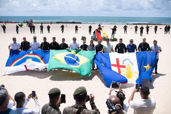 Paraquedistas do Exército realizam salto em homenagem aos 489 anos do Recife (Francisco Silva/ DP foto)