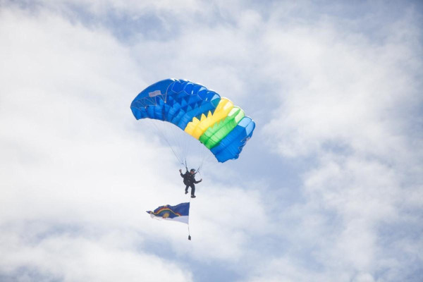 Paraquedistas do Exército realizam salto em homenagem aos 489 anos do Recife (Francisco Silva/ DP foto)