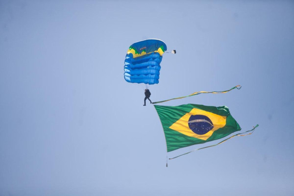 Paraquedistas do Exército realizam salto em homenagem aos 489 anos do Recife (Francisco Silva/ DP foto)