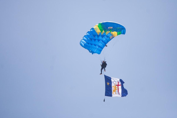 Paraquedistas do Exército realizam salto em homenagem aos 489 anos do Recife. (Francisco Silva/ DP foto)
