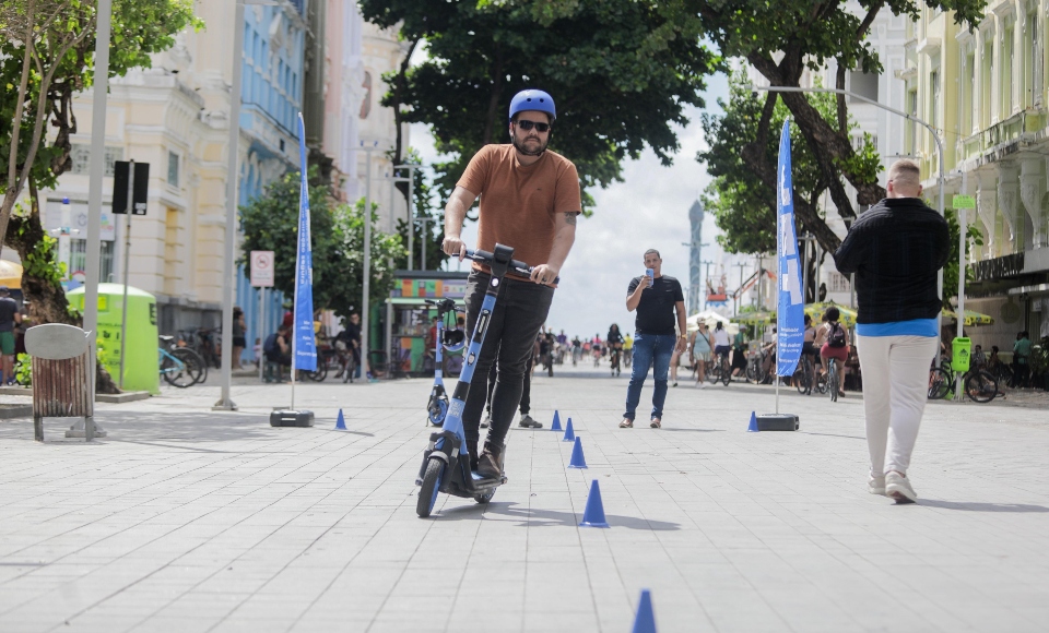 Servi&ccedil;o de aluguel de patinetes esl&eacute;tricos est&aacute; em fase experimental no Recife /Foto: Vanessa Alc&acirc;ntara/Prefeitura do Recife