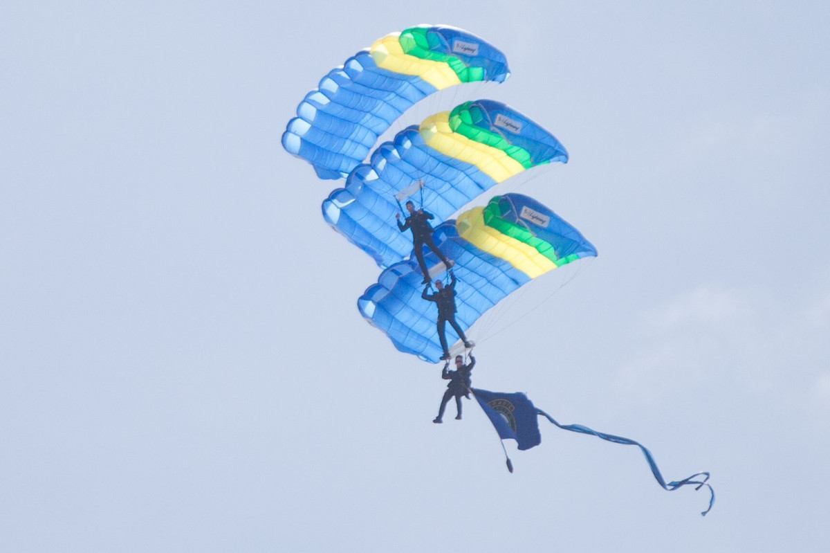 Paraquedistas do Exército realizam salto em homenagem aos 489 anos do Recife/Francisco Silva/ DP foto