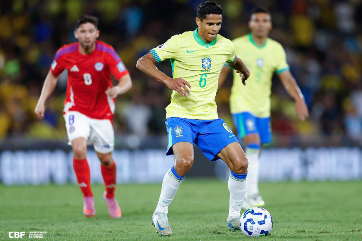 Douglas Santos deve ser titular na latera-esquerda contra a França.  (Foto: Rafael Ribeiro/CBF)