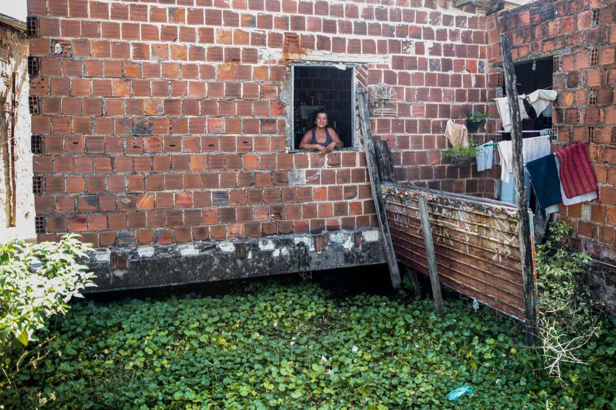 Moradora da Comunidade do Vietnã, na Zona Oeste do Recife, Marta Teles, de 53 anos (Foto: Marina Torres/DP Foto)