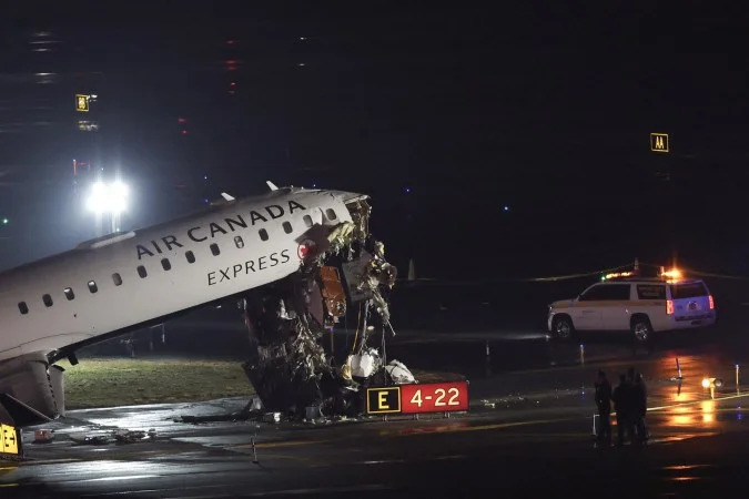 Um CRJ-900 da Air Canada Express permanece na pista após colidir com um caminhão de bombeiros da Autoridade Portuária no Aeroporto LaGuardia, em Nova York, em 23 de março de 2026/Angela Weiss/AFP
