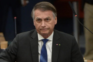 Ex-presidente Jair Bolsonaro recebe alta da UTI e segue para quarto