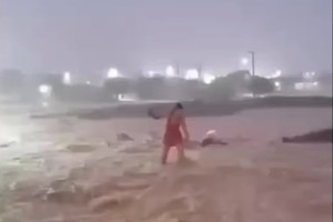 Moradora de Santa Cruz do Capibaribe em meio &agrave; alagamento na noite do domingo