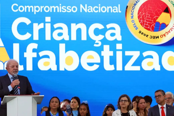 Lula disse que espera que a quantidade de crianças alfabetizadas chegue a 70% no ano que vem (Foto: Valter Campanato/Agência Brasil)