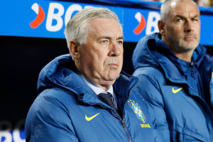 Ancelotti 'confirma' base de 22 nomes para a Copa, indica time titular e diz que sobram 'quatro vagas'.