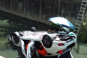 Carro cai em canal e mulher fica presa &agrave;s ferragens em Boa Viagem, no Recife