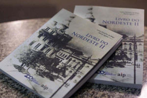 Obra busca atualizar o hist&oacute;rico "Livro do Nordeste", organizado por Gilberto Freyre em 1925, em homenagem aos 100 anos do Diario de Pernambuco.