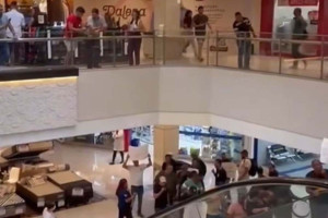 Vigilantes protestam no Shopping Recife