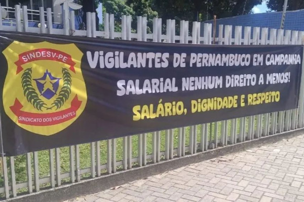 Vigilantes protestam com faixas após tentativa de negociação (Foto: Reprodução/Instagram)