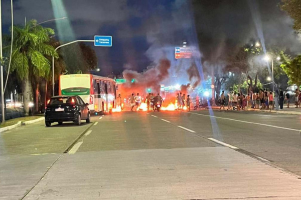Protesto blqoueia  Avenida Agamenon Magalhães, em Santo Amaro (Foto: Reprodução/Whatsapp)
