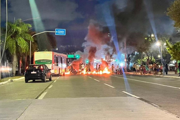 Protesto blqoueia  Avenida Agamenon Magalhães, em Santo Amaro (Foto: Reprodução/Whatsapp)