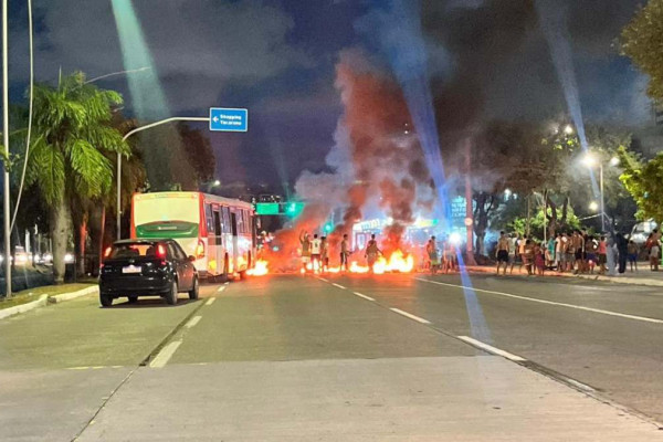 Protesto blqoueia  Avenida Agamenon Magalhães, em Santo Amaro (Foto: Reprodução/Whatsapp)