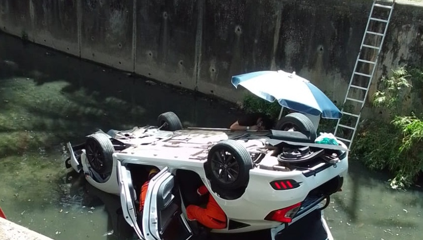 Carro ficou com a capota dentro da água de canal em Boa Viagem /Bombeiros/ Divulgação 