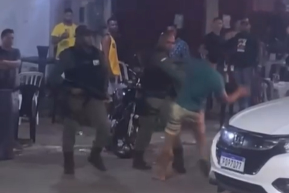 PMs agridem em homem na frente de espetinho, em Araçoiaba /Reprodução/Redes Sociais 