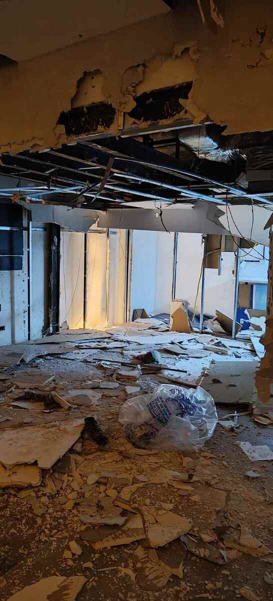 Locatária de loja de colchões teria recebido espaço com problemas elétricos e danos na estrutura (Cortesia)