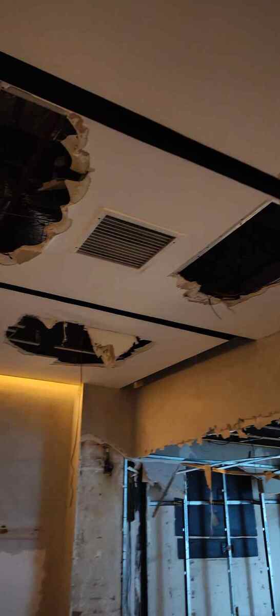 Imagens mostram que havia buracos no revestimento de gesso do teto, fiação solta e pendurada, além de entulhos no piso (Cortesia)