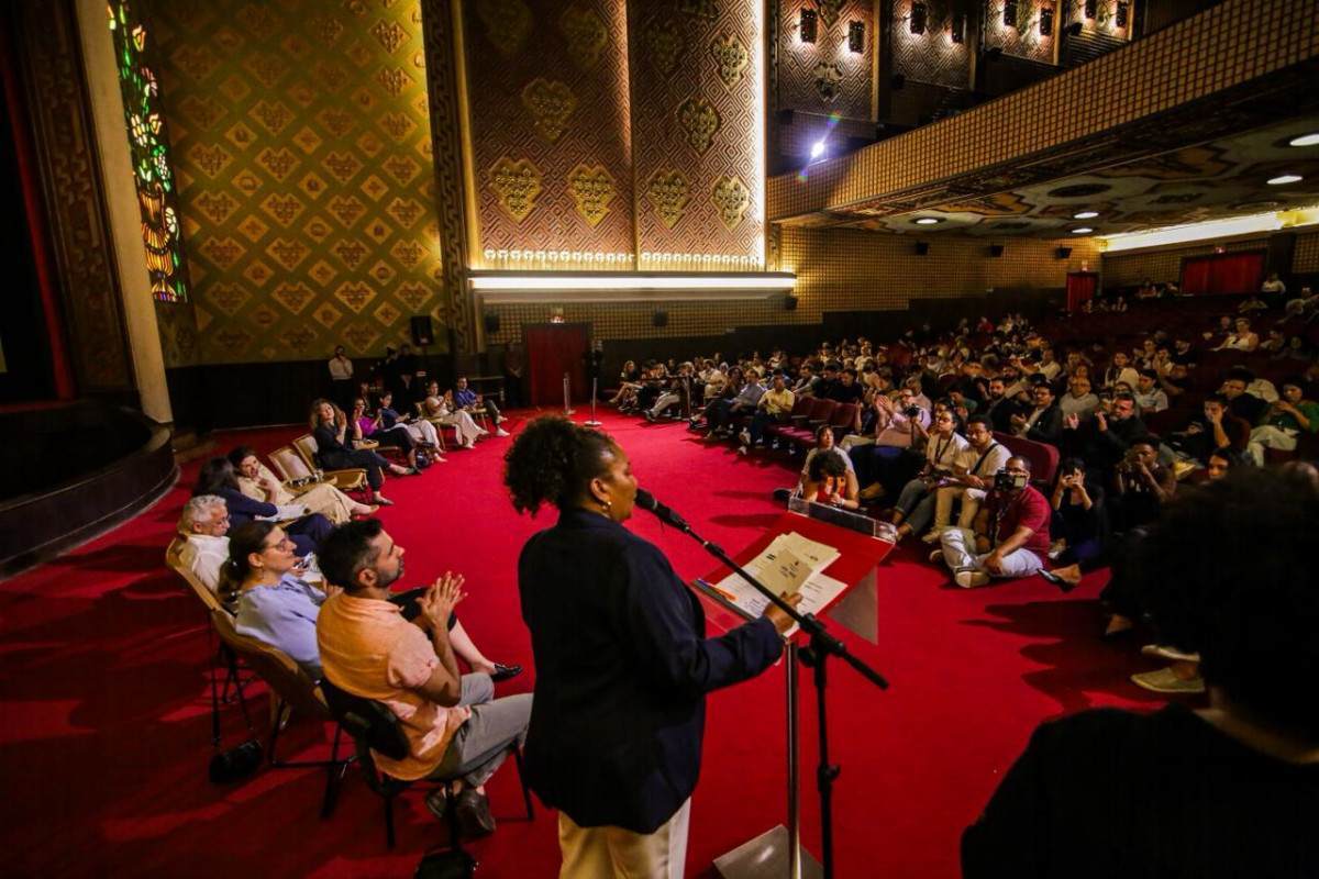 Ministra da Cultura, Margareth Menezes, vem ao Cinema São Luiz pela primeira vez e se diz encantada. 