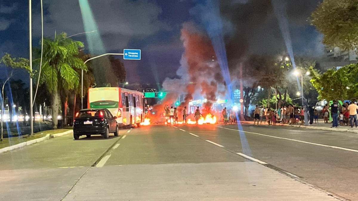 Protesto blqoueia  Avenida Agamenon Magalhães, em Santo Amaro/Foto: Reprodução/Whatsapp