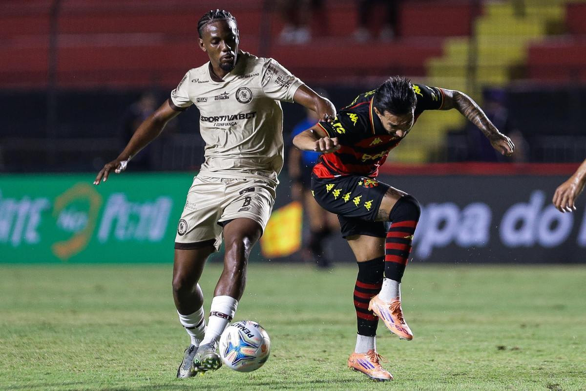 Vinícius Amaral, volante do Jacuipense, e Clayson, atacante do Sport/Rafael Vieira/DP Foto