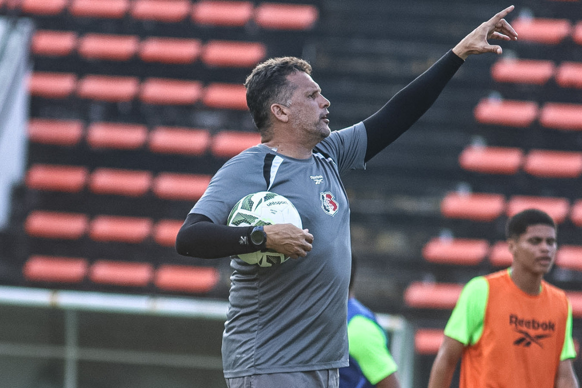 Claudinei Oliveira, técnico do Santa Cruz/Evelyn Victoria / Santa Cruz