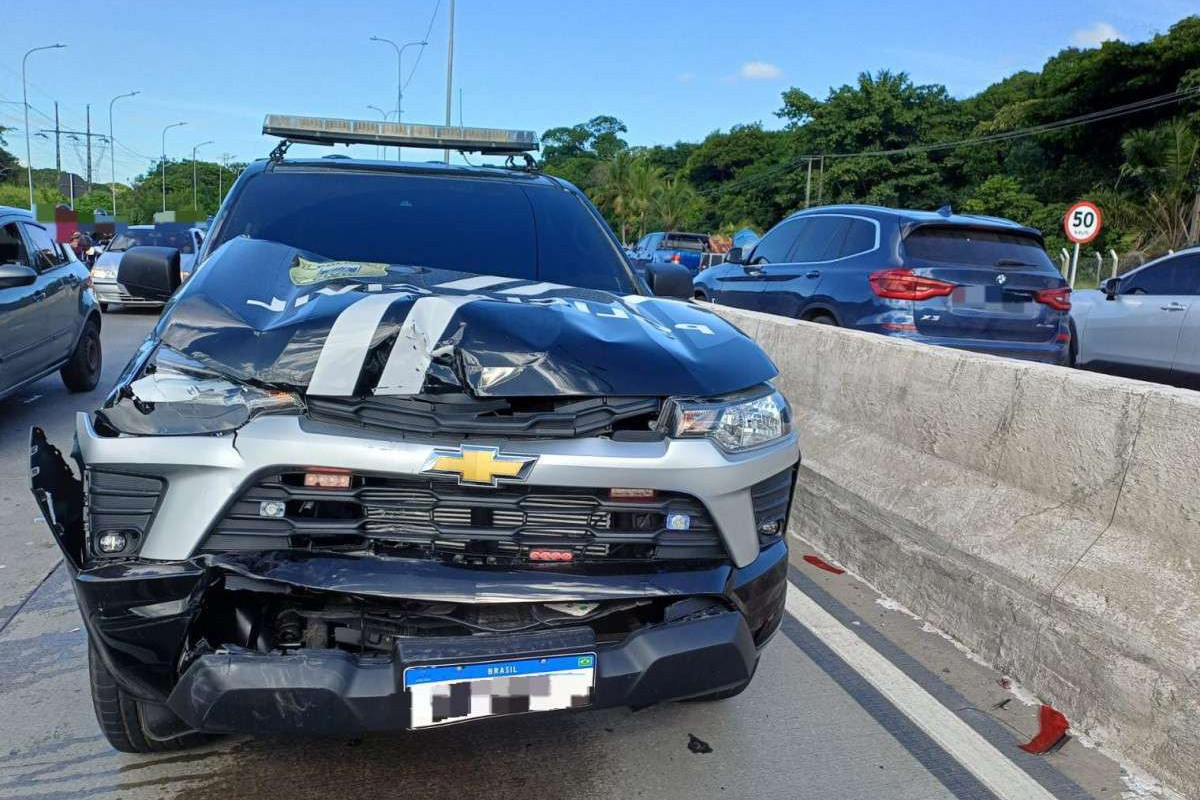 Três viaturas da Polícia Civil de Pernambuco se envolvem em engavetamento na BR 232, zona Oeste do Recife/Foto:Ascom/PRF