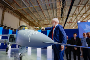 Lula batizou a aeronave de fuselagem cinza com champanhe.