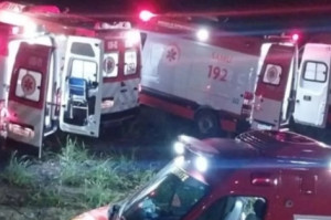 Viaturas do Samu e bombeiros foram acionadas para socorrer pacientes 