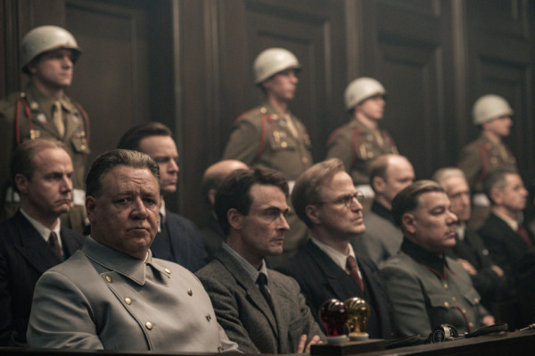 Russell Crowe interpreta o militar alemão Hermann Göring, peça principal no maior julgamento do século 20 (Diamond Films/Divulgação)