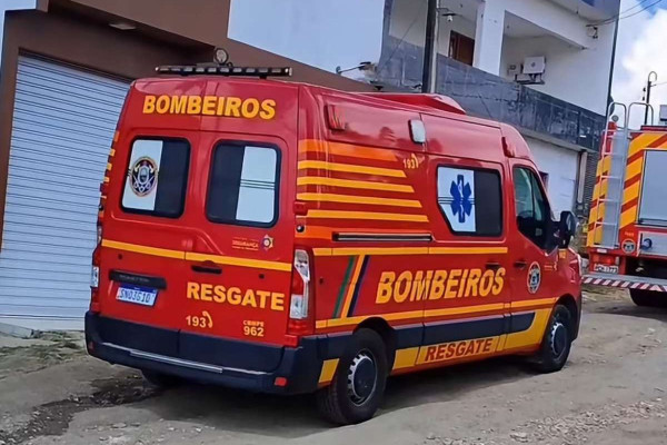 Bombeiros foram acionados para combater as chamas (Foto: Reprodução/Instagram)