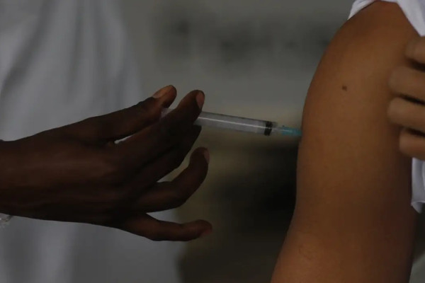 Adolescentes devem se vacinar para prevenir HPV (Foto: Fernando Frazão/Agência Brasil)