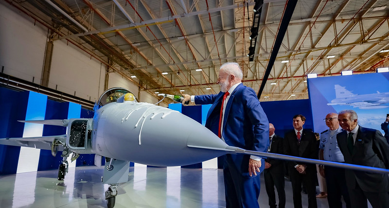 Lula batizou a aeronave de fuselagem cinza com champanhe./Ricardo Stuckert/PR