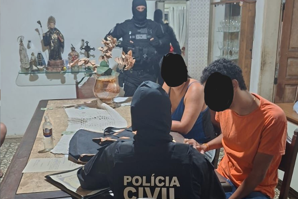 Policiais civis no cumprimento de mandados de busca e apreensão da Operação Crivo/DIVULGAÇÃO/PCPE