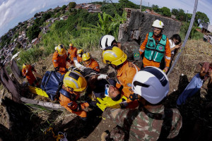 Defesa Civil e Corpo de Bombeiros realizaram simula&ccedil;&atilde;o de desastre em &aacute;rea de risco em Olinda