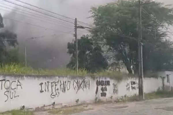 Incêndio atinge estação de tratamento em Caruaru (Foto: Reprodução/Instagram)