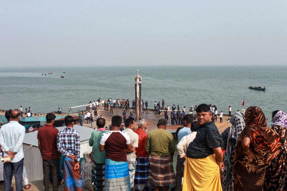 Queda de ônibus em rio mata dezenas de passageiros em Bangladesh/ABU SUFIAN JEWEL / AFP