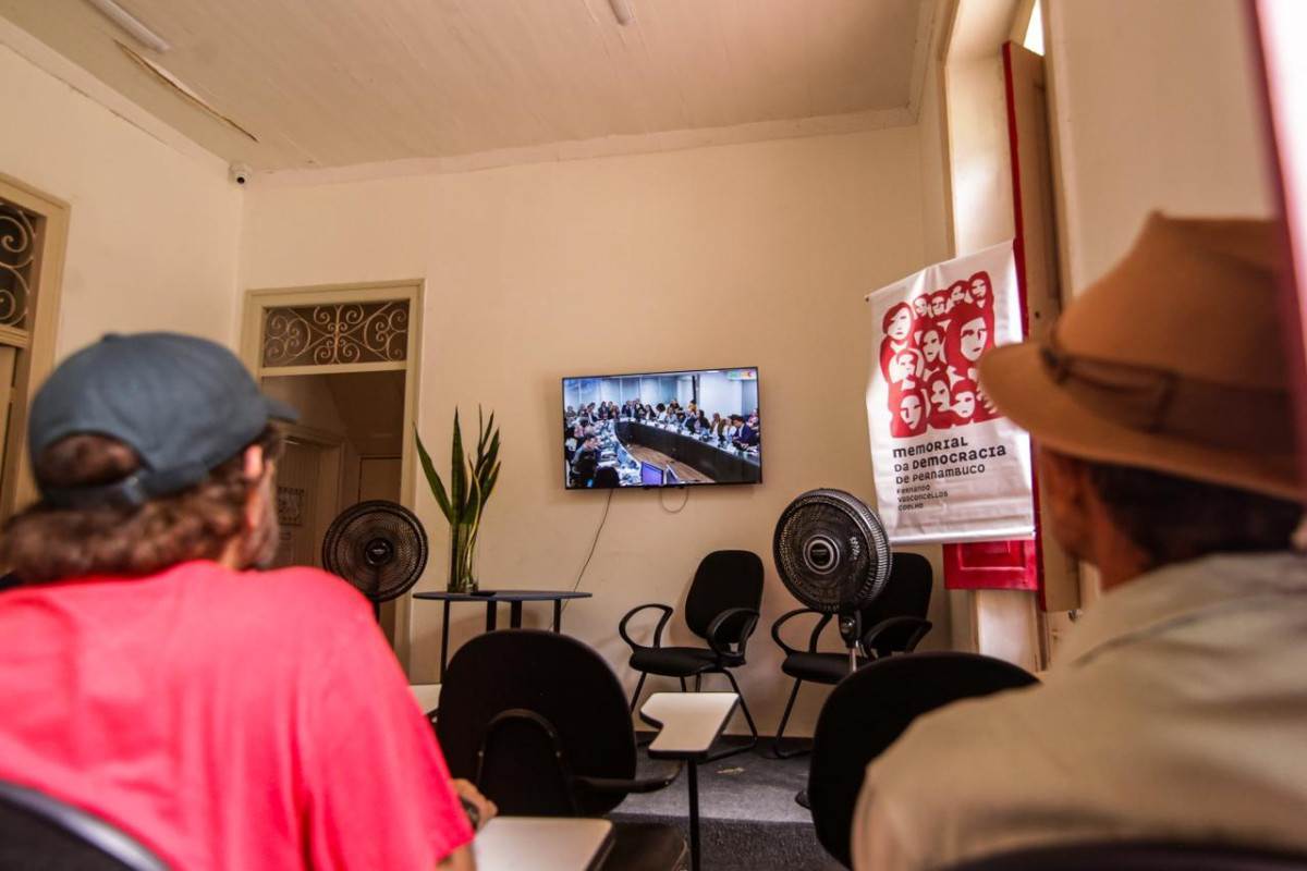 Marco Polo e Almir de Oliveira acompanharam julgamento em Brasília através de transmissão no Memorial da Democracia, no Sítio Trindade (Foto: Crysli Viana/DP Foto)
