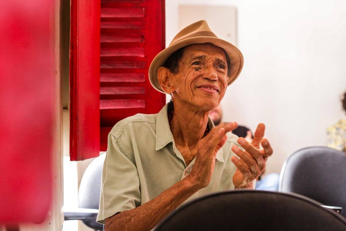 Almir de Oliveira celebra decisão que concede anistia aos integrantes da Ave Sangria (Foto: Crysli Viana/DP Foto)