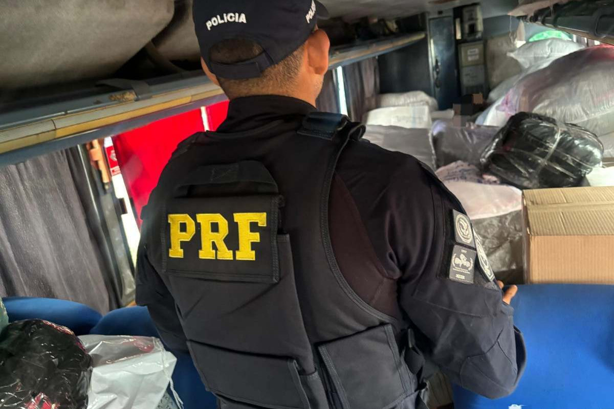 Agentes da PRF identificam ônibus transportando passageiros de forma irregular em Caruaru (Foto: PRF/Divulgação)